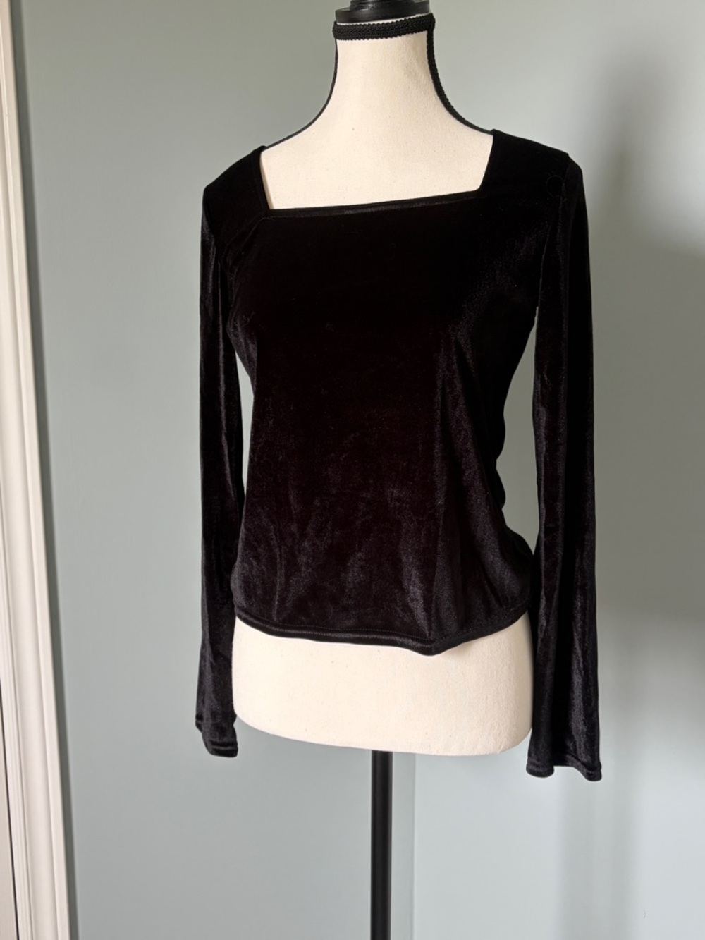 🔥🆕🔥 Black Velvet Square Neck Long Sleeve Top - Size 3 (Medium)